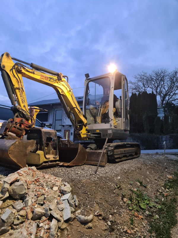 Bagger bei Abbrucharbeiten