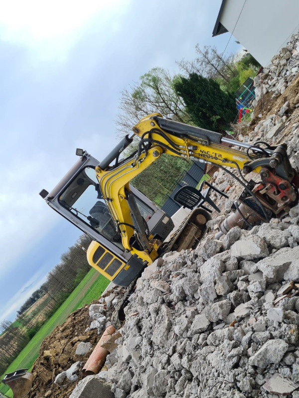 Bagger bei Abbrucharbeiten – schräg